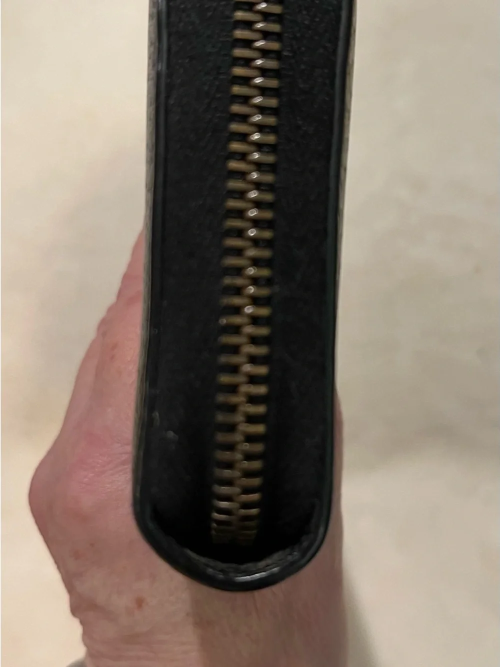 Gucci Black Leather Zip Wallet with Gold Bee and Star Motif like new - Picture 5 of 7